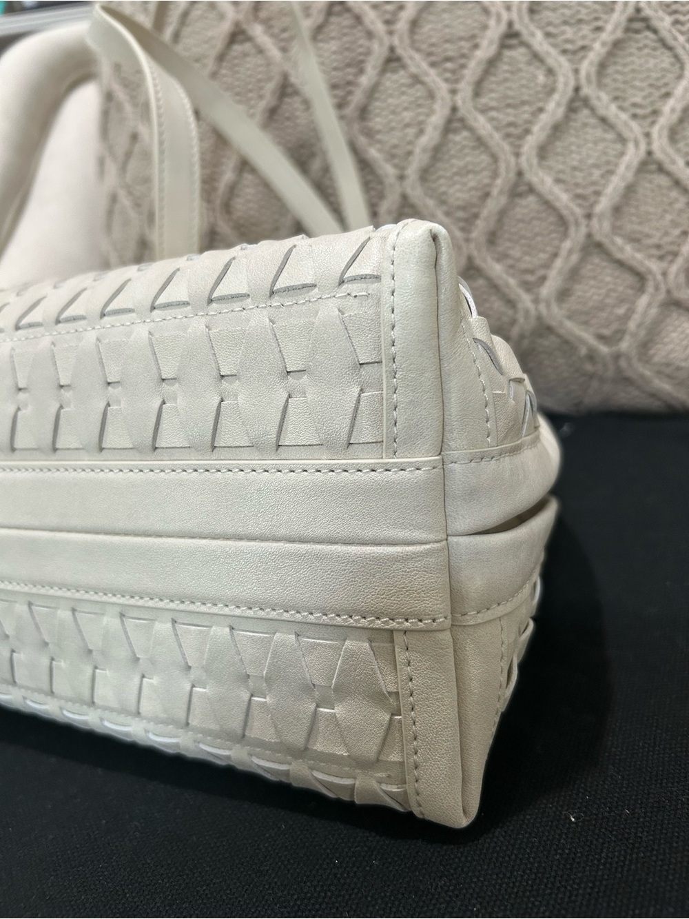 ✨ Authentic Songmont Lattice Shellseeker Bag - Cloud ( Off White) Retail $610 ✨ - Picture 6 of 15